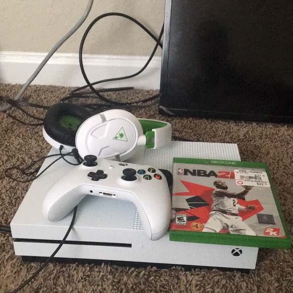 Xbox One S 1 TB - Picture 3 of 3
